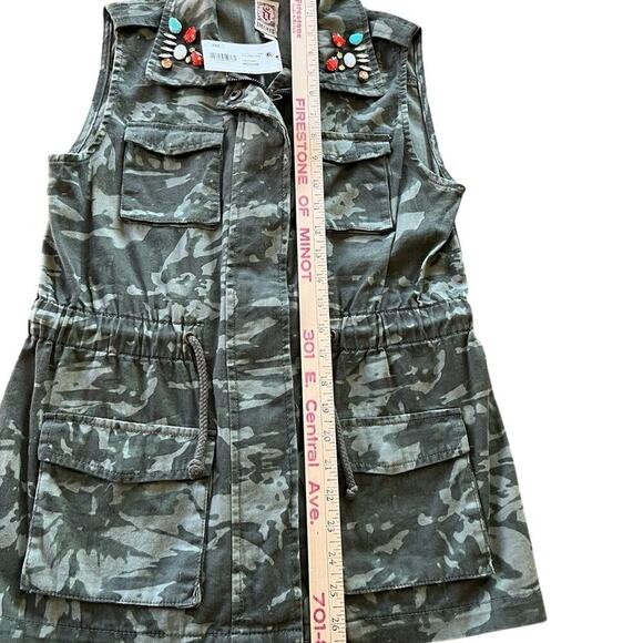 Decree women’s  M camo vest with jewels on collar, NWT - Picture 10 of 12